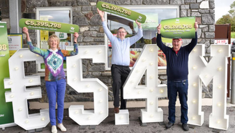 حاولوا 25 عاما.. عائلة أيرلندية تفوز بأغرب جائزة يانصيب! صور