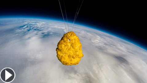 قطعة دجاج تسافر للفضاء.. احتفال غريب لشركة أيسلندية بعيدها الـ50