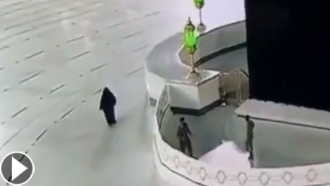 مشهد نادر.. امرأة تطوف حول الكعبة بمفردها!