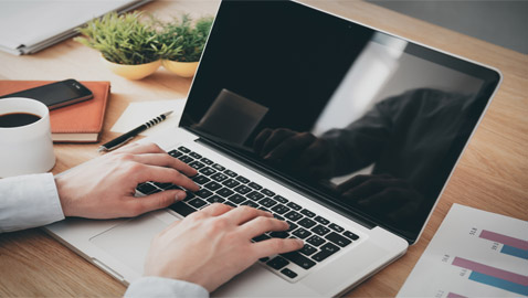 ما هي الأماكن التي لا يجب وضع الكمبيوتر المحمول عليها أثناء عمله؟