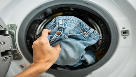 لماذا لا يجب أن نغسل بنطال الجينز، وما هي الطريقة المثلى لتنظيفه؟
