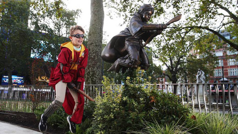 هاري بوتر يطير بمكنسته في فضاءات لندن