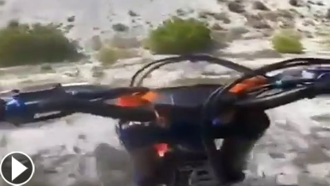 فيديو سقوط راكب دراجة نارية بعد محاولة صعود منحدر صخري والتحليق