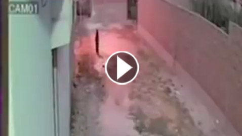 فيديو صادم: سيدة الملابس السوداء تخرج ليلا لتدفن اعمال سحر امام المنازل!