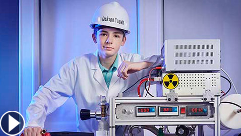 طفل أمريكي يدخل موسوعة غينيس كأصغر عالم نووي في العالم!