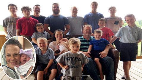 بعد 14 ابنا.. زوجان أمريكيان يرزقان بطفلة بعد 3 عقود من زواجهما!