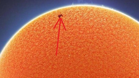 صورة مذهلة ومميزة ترصد لحظة مرور محطة الفضاء الدولية أمام الشمس