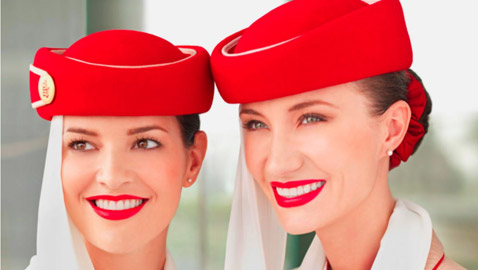 من أسرار الطائرات.. ما علاقة أحمر الشفاه الفاقع ومضيفات الطيران؟