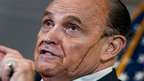 محامي ترامب يتصبب عرقا أسودا بعدما اختلط بصبغة شعره ويثير السخرية!