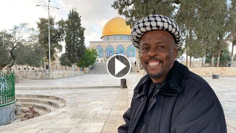 أمضى عامين مشياً على الأقدام.. قصة الجنوب إفريقي 