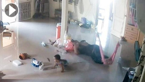 بحركة خاطفة.. فيديو لأم تنقذ رضيعها من 