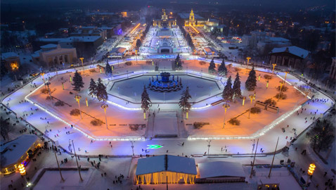 بالصور: موسكو تفتتح أكبر حلبة للتزلج على الجليد في الهواء الطلق