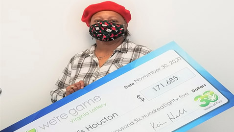 امرأة تفوز باليانصيب بفضل زينة شجرة عيد الميلاد!