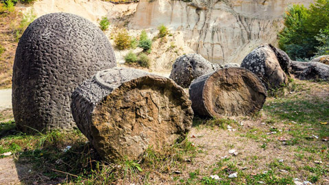 صخور غريبة غامضة تنمو وتتحرك في رومانيا.. ما الأمر؟