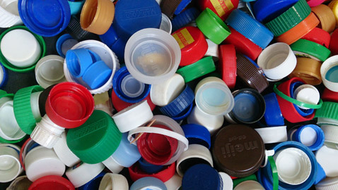 ما الغرض من الأغطية البلاستيكية لزجاجات المشروبات الغازية؟