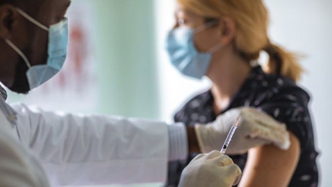 لماذا يصابُ بعض الأشخاص بكورونا بعد اللقاح؟ العلماء يوضحون
