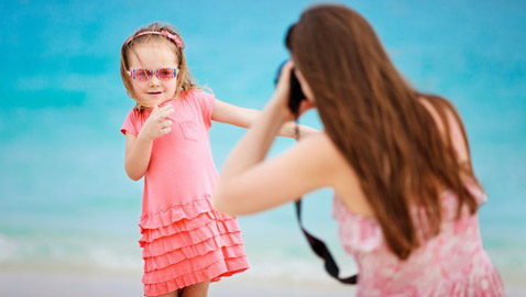 قد تتحول إلى ستيكرات مذلة ووسيلة لابتزازهم.. هذه مخاطر نشر الآباء صور الأطفال على الإنترنت