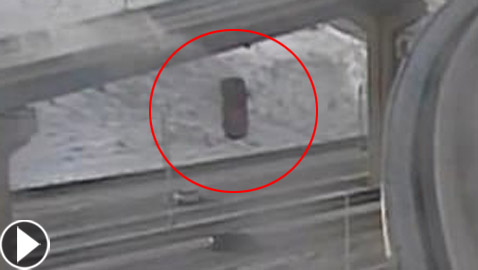 فيديو صادم.. نجاة سائق شاحنة بأعجوبة بعد سقوطه من فوق جسر شاهق!