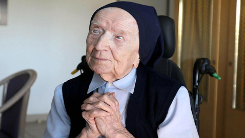 راهبة معمرة فرنسية عمرها 117 عاما تتعافى من كوفيد-19! صور
