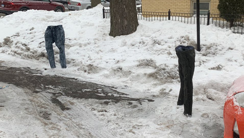 أمريكي يحجز موقفا لسيارته بواسطة سروالين! صور