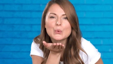   أغرب وأطرف عادات التحية في العالم: تقبيل الأنف، اخراج اللسان وشمّ الخد!