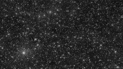 للمرة الأولى.. علماء يكتشفون غموض النقاط البيضاء في الفضاء