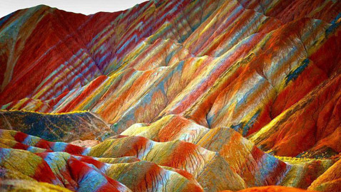 جبال قوس قزح.. كيف أسهمت المعادن في تلوين إحدى عجائب الدنيا؟