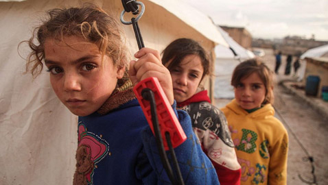 اليأس يتملكهم.. غالبية أطفال سوريا الذين نكلت الحرب بهم لا يرغبون بالعودة إلى بلادهم