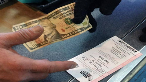 صدفة نادرة.. اشترى قطعة بسكويت ففاز بآلاف الدولارات